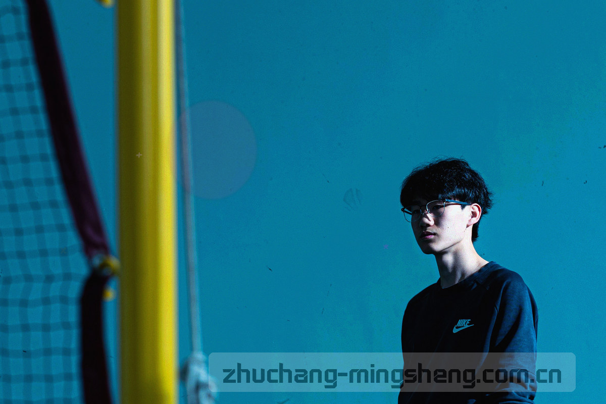 战术板上的手绘对阵标识与箭头，冷色调抽象画面