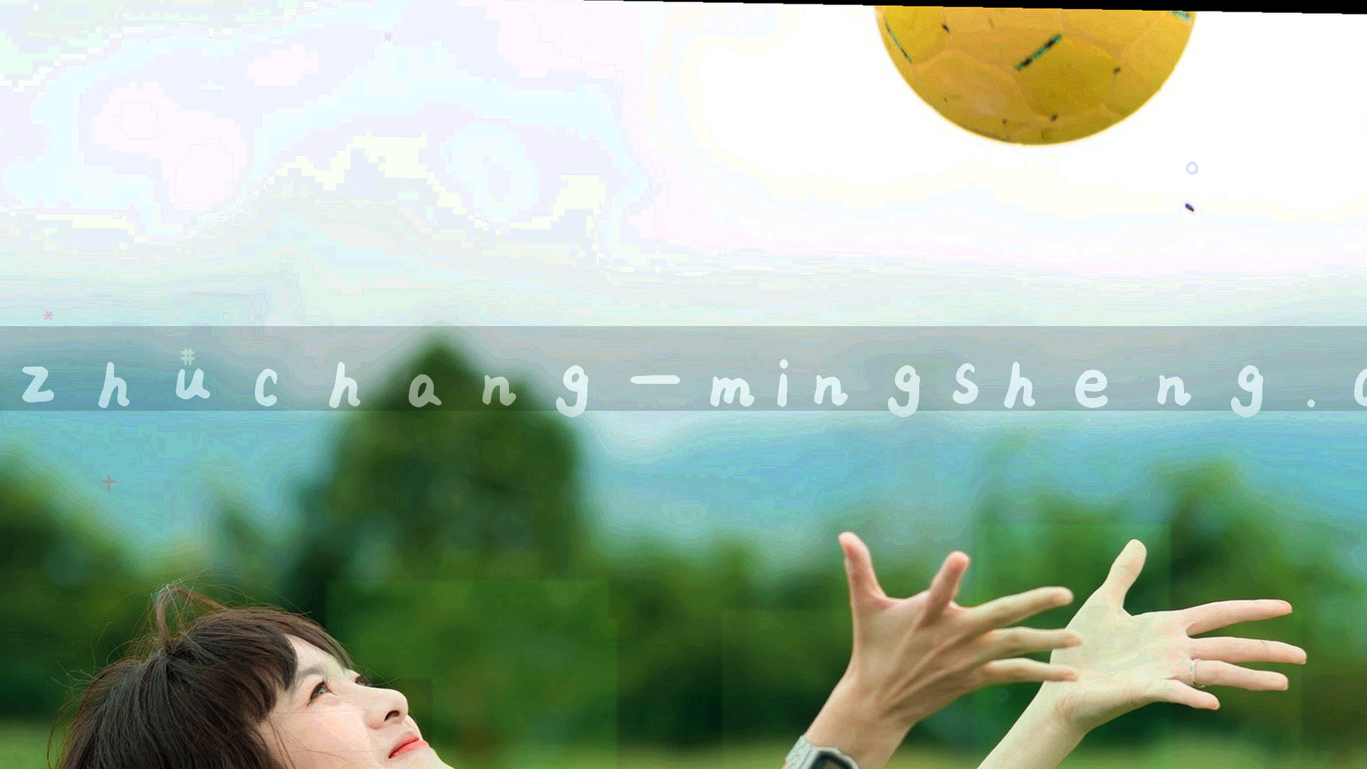 夜间球场边线视角，灯柱与草皮线条向远处延伸，画面上方留出标题空间